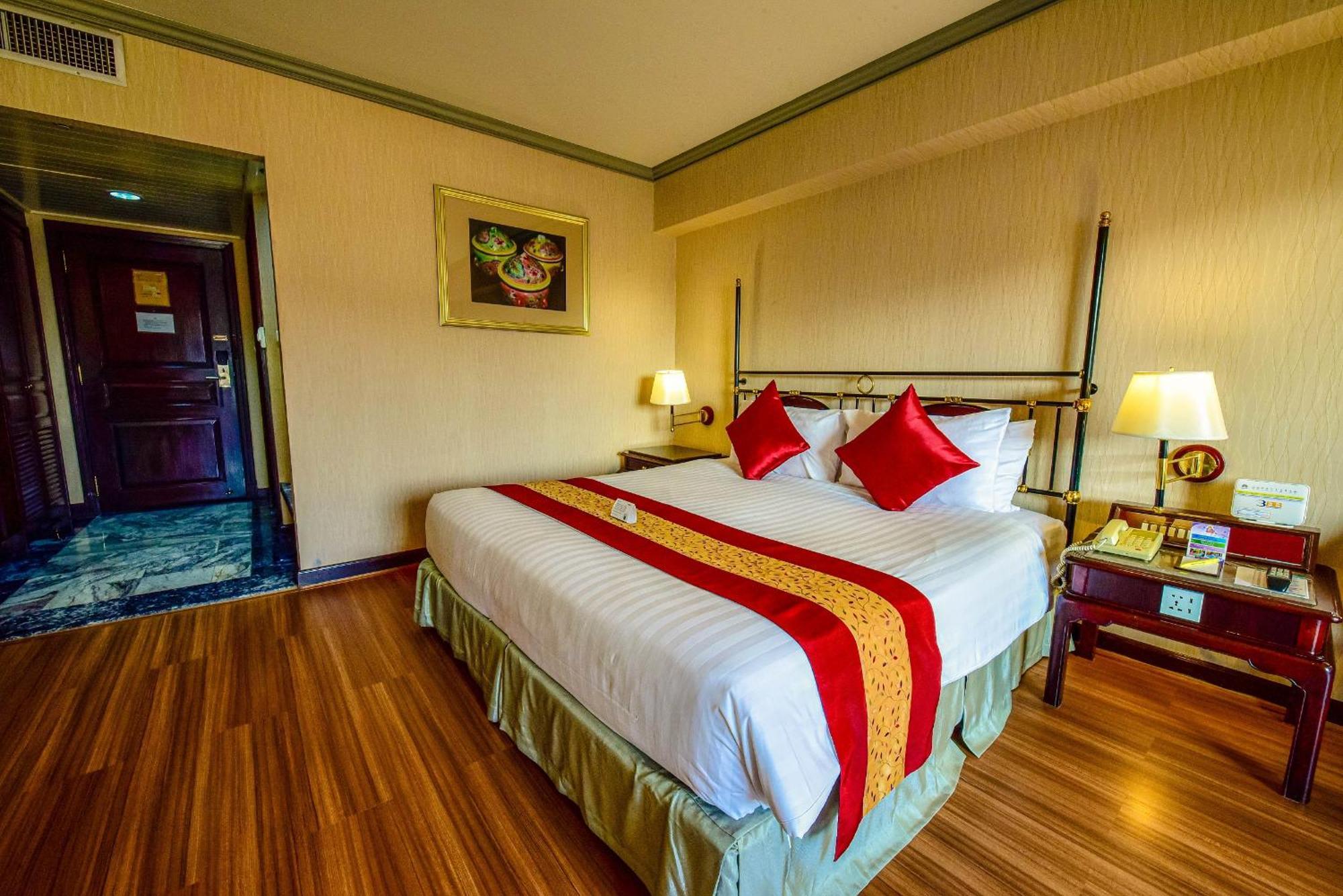 Patong Resort Hotel - Sha Extra Plus Exterior photo